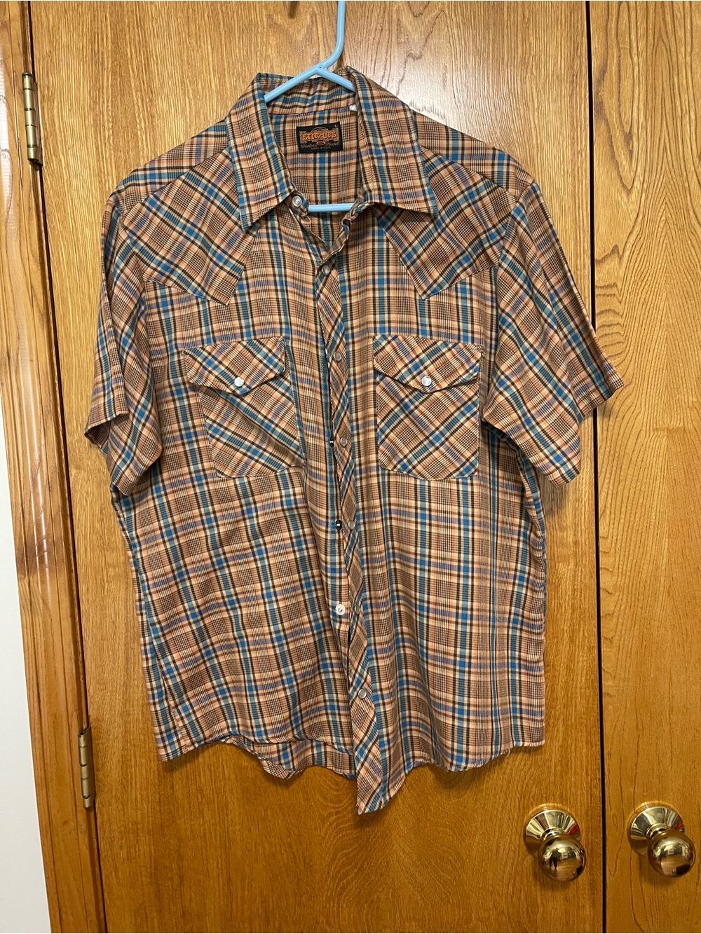 Men's Short-Sleeve Plaid Button-Down Shirt in Brown and Blue